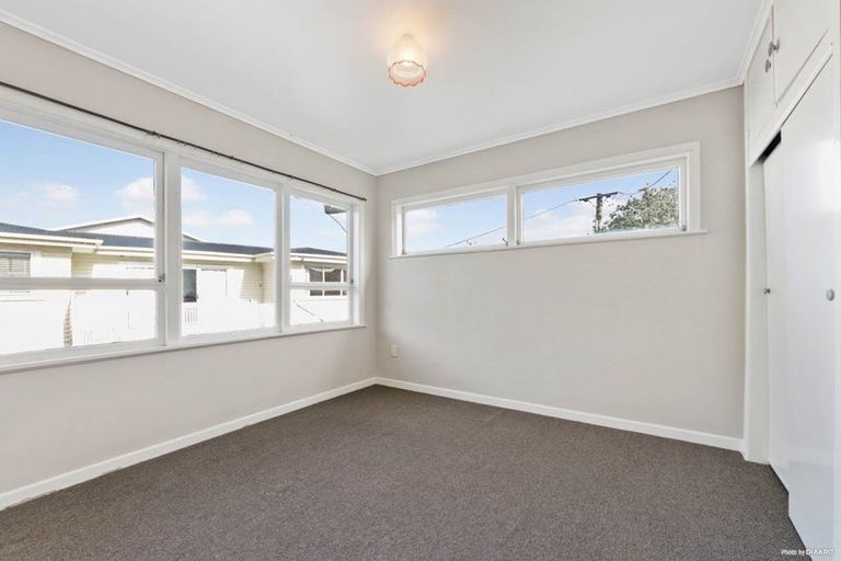Photo of property in 3 Marlene Avenue, Te Atatu South, Auckland, 0610