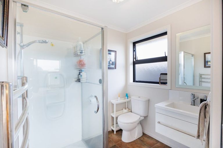 Photo of property in 12 Lorenzo Place, Kelvin Grove, Palmerston North, 4414