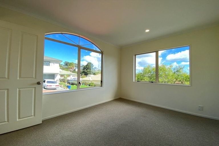 Photo of property in 8 Canary Place, Unsworth Heights, Auckland, 0632