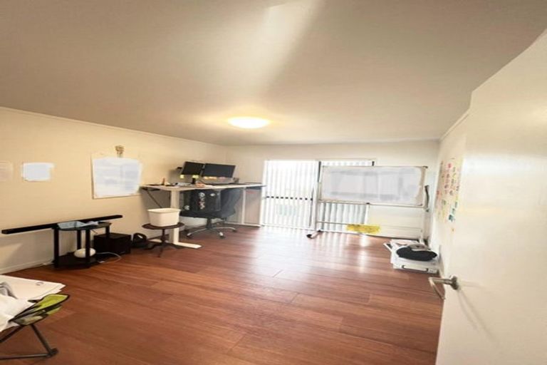 Photo of property in 2/86 Aviemore Drive, Highland Park, Auckland, 2010