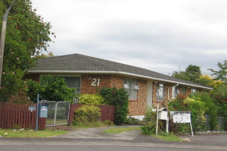 Photo of property in 2/21 Scanlen Terrace, Kelston, Auckland, 0602
