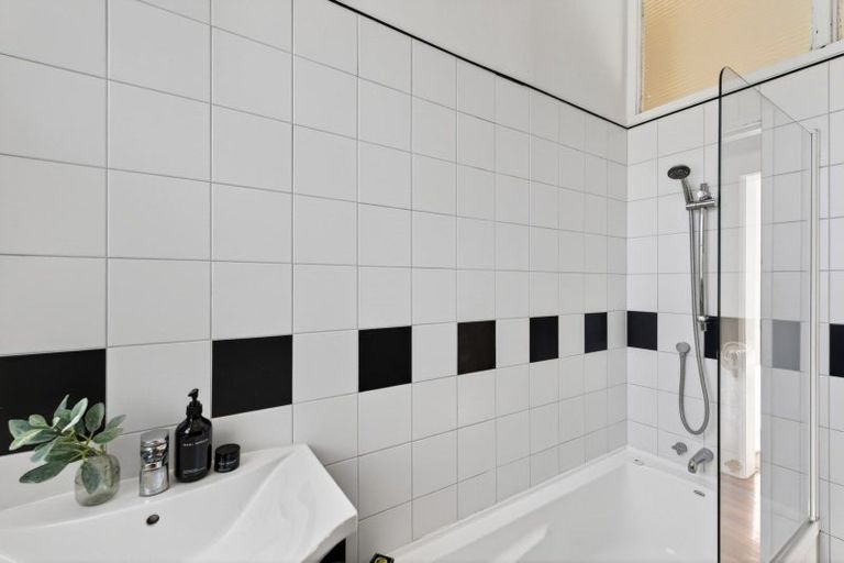 Photo of property in 60 Milton Road, Bluff Hill, Napier, 4110