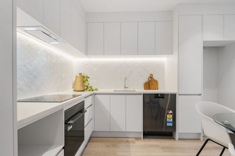 Photo of property in 43 Oteha Valley Road, Northcross, Auckland, 0632