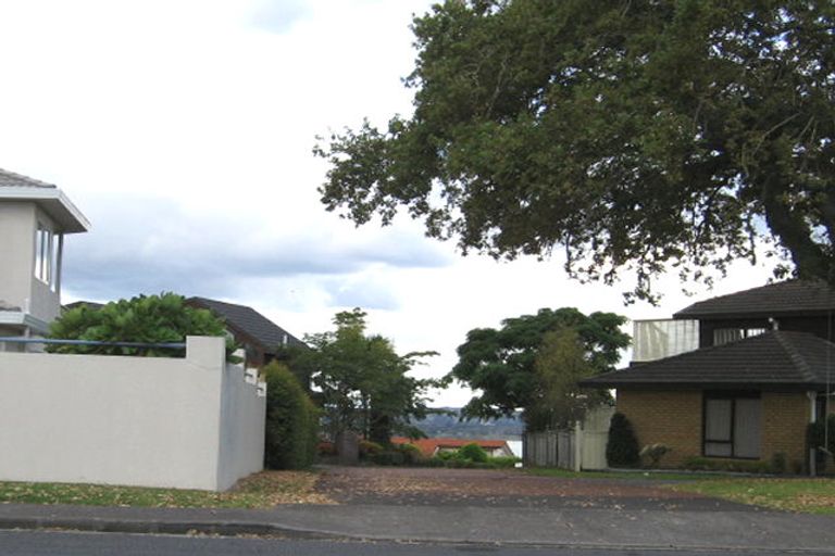 Photo of property in 30 Luckens Road, West Harbour, Auckland, 0618