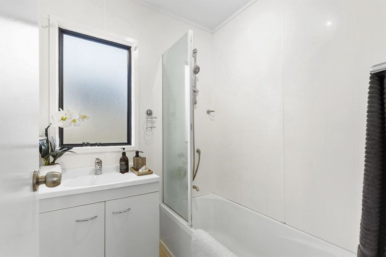 Photo of property in 2 Graham Avenue, Te Atatu Peninsula, Auckland, 0610