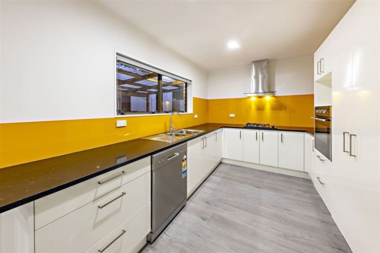 Photo of property in 2/16 Great South Road, Manurewa, Auckland, 2102