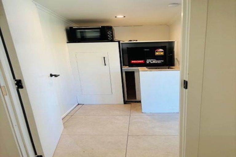 Photo of property in 92 Mangorei Road, Strandon, New Plymouth, 4312