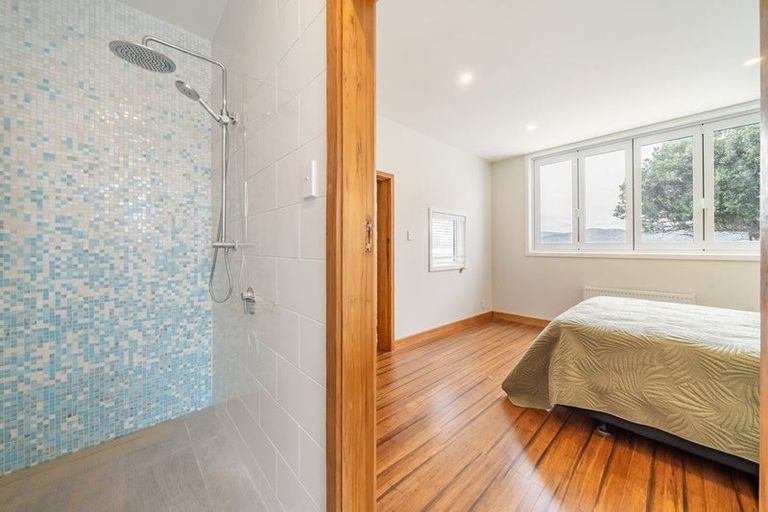 Photo of property in 141 Breaker Bay Road, Breaker Bay, Wellington, 6022