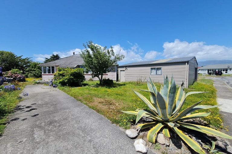 Photo of property in 32 Luff Place, Westport, 7825