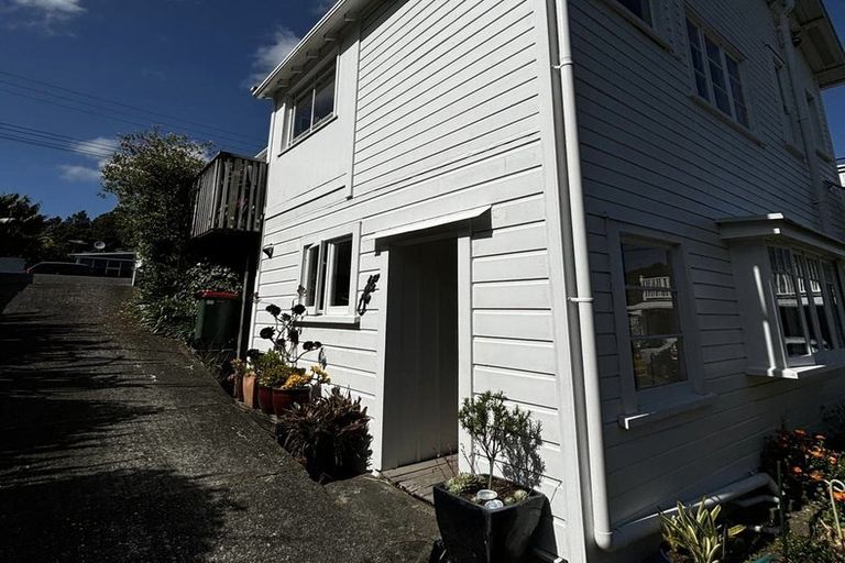 Photo of property in 5 Gilbert Street, New Plymouth, 4310