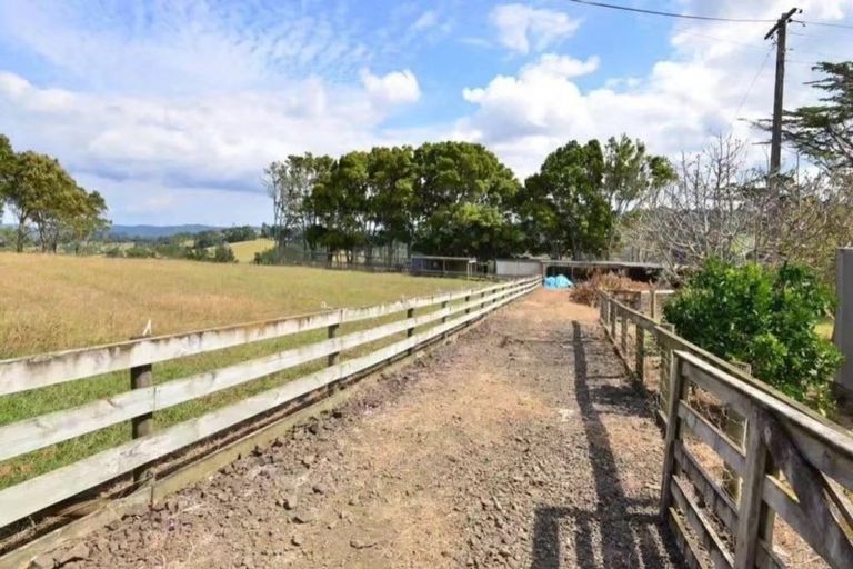Photo of property in 120 Chamberlain Road, Massey, Auckland, 0614