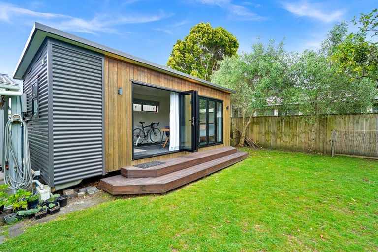 Photo of property in 14 Harbour View Road, Te Atatu Peninsula, Auckland, 0610