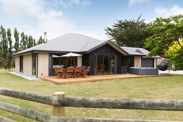 Photo of property in 10 Taumata Rise, Acacia Bay, 3385