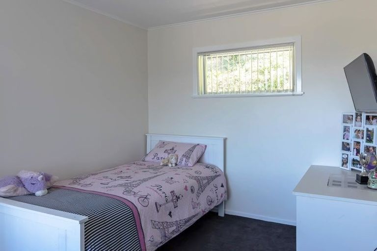 Photo of property in 91 Akaroa Drive, Maupuia, Wellington, 6022