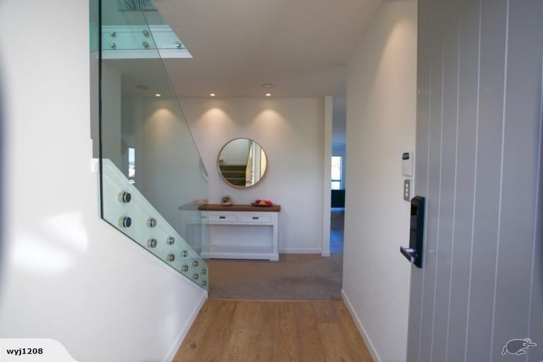 Photo of property in 104 Fairview Avenue, Fairview Heights, Auckland, 0632