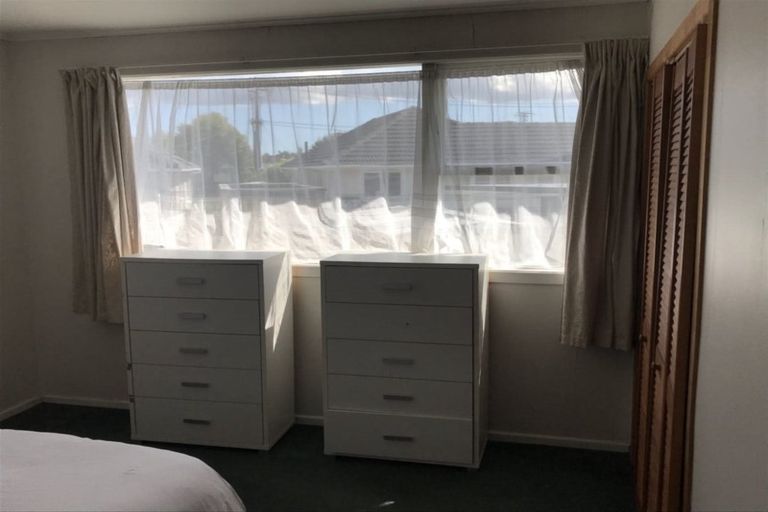 Photo of property in 4 Hereford Street, Te Atatu Peninsula, Auckland, 0610