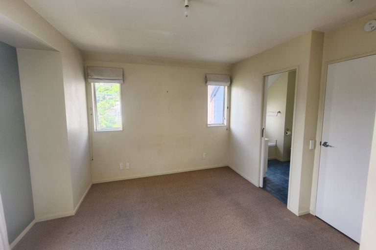 Photo of property in 15 Kopiko Way, Brooklyn, Wellington, 6021