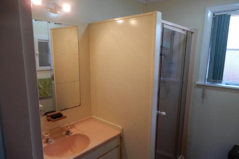 Photo of property in 2 Robbins Crescent, Hawera, 4610