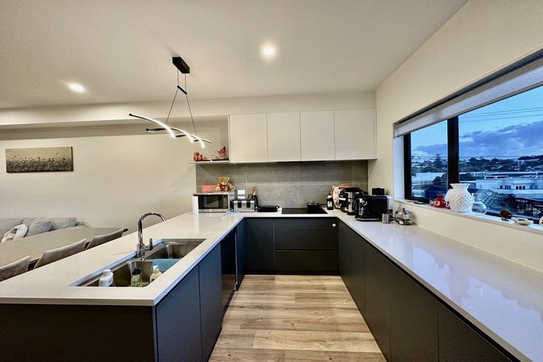 Photo of property in 2b Kororo Street, Northcote, Auckland, 0627