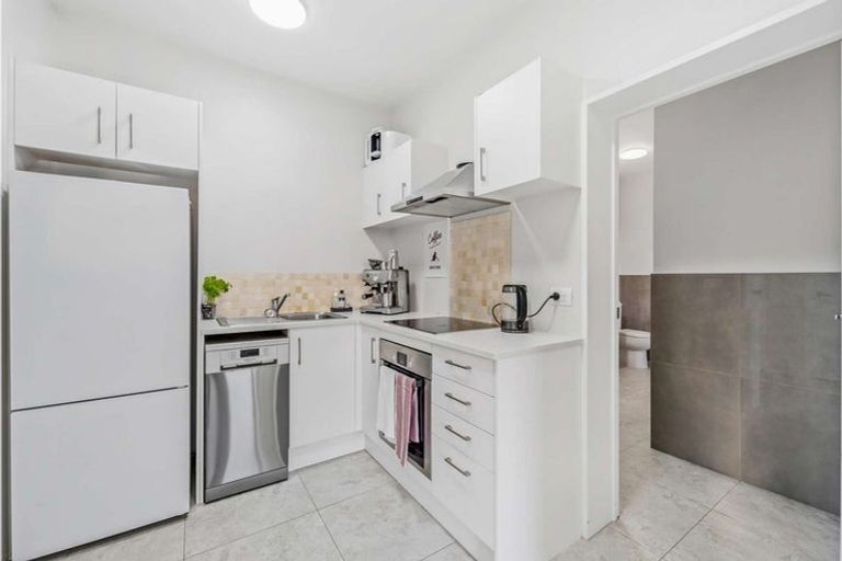 Photo of property in 87 Roberts Road, Matakatia, Whangaparaoa, 0930