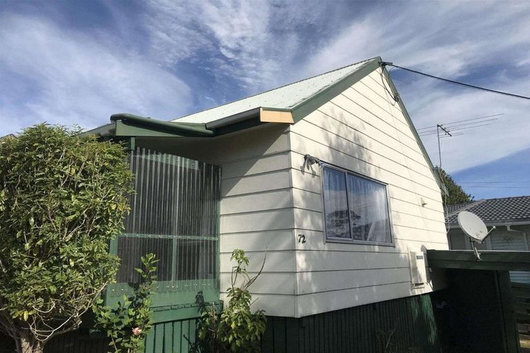 Photo of property in 72 Vodanovich Road, Te Atatu South, Auckland, 0610