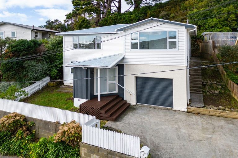 Photo of property in 9 Lomond Street, Newlands, Wellington, 6037