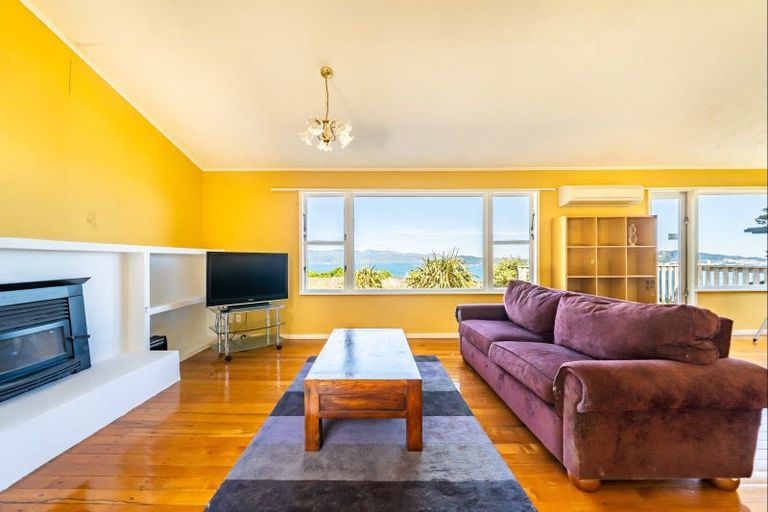 Photo of property in 16 Shalimar Crescent, Khandallah, Wellington, 6035