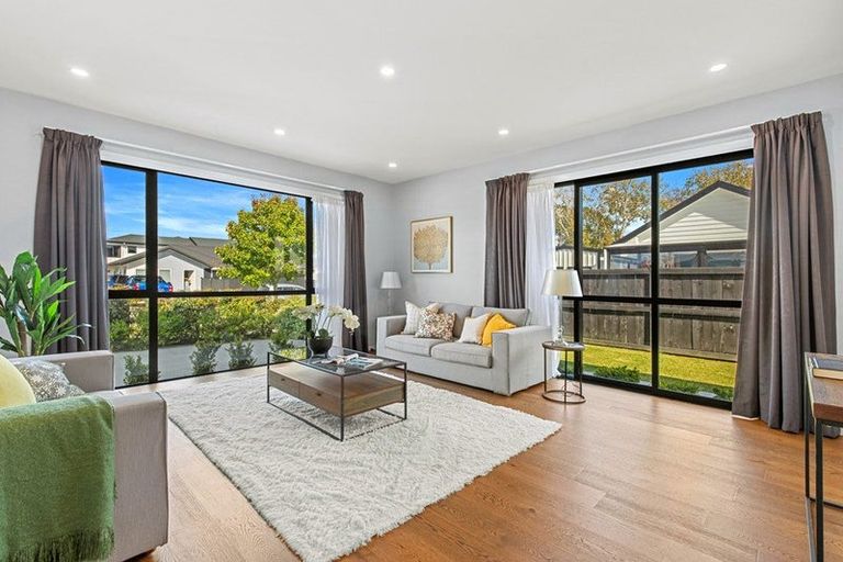 Photo of property in 18 Madden Avenue, Kumeu, 0810