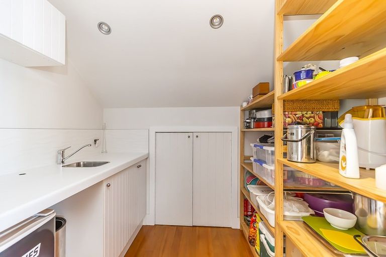 Photo of property in 202 The Esplanade, Island Bay, Wellington, 6023