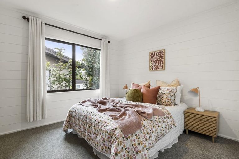 Photo of property in 2/21 Tahu Crescent, Sunnynook, Auckland, 0620