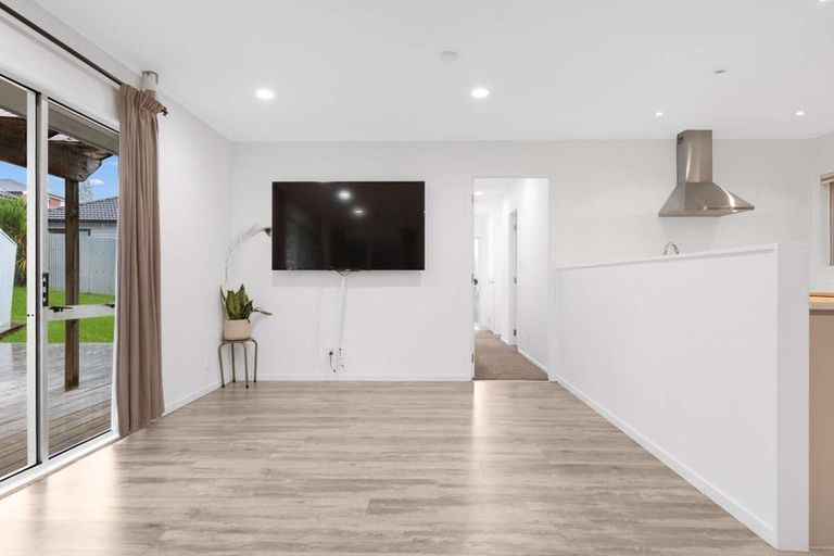 Photo of property in 6 Fernhaven Place, Massey, Auckland, 0614