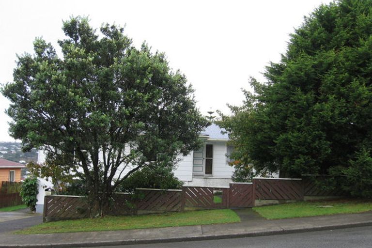 Photo of property in 100 Stewart Drive, Newlands, Wellington, 6037