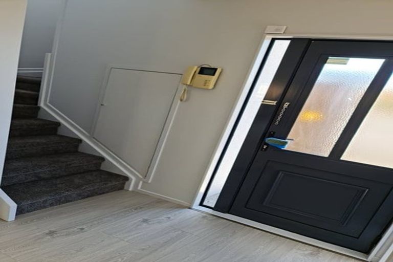 Photo of property in 1/35 Highgrove Lane, Totara Vale, Auckland, 0632