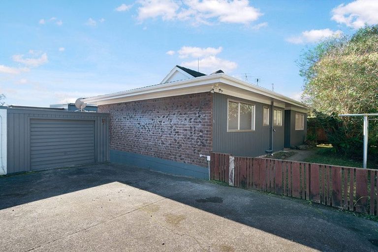 Photo of property in 3/1a Amberley Avenue, Te Atatu South, Auckland, 0610