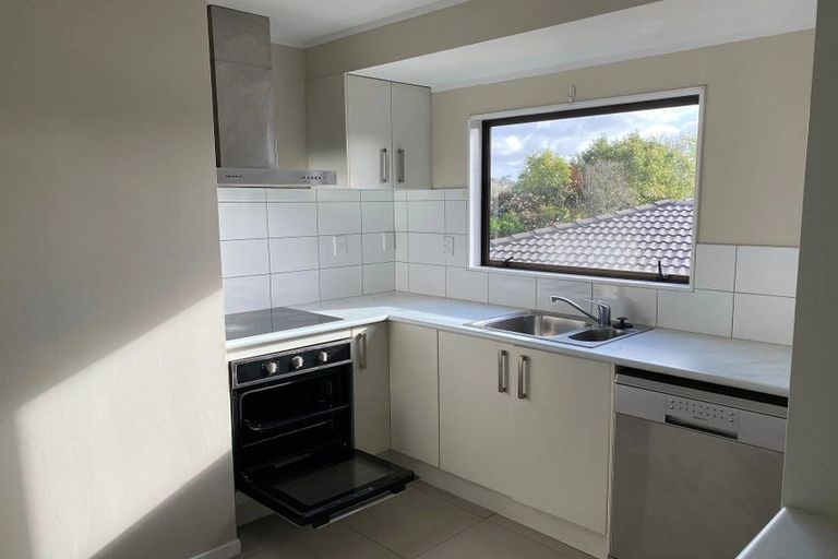 Photo of property in 17 St Catherine Crescent, West Harbour, Auckland, 0618