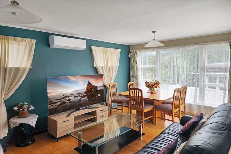 Photo of property in 52 Taipari Road, Te Atatu Peninsula, Auckland, 0610