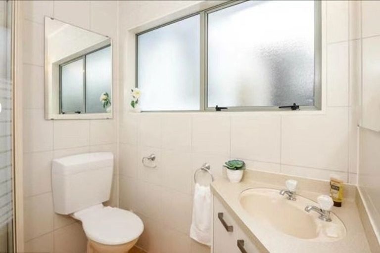 Photo of property in 1 Bridgehead Cove, West Harbour, Auckland, 0618