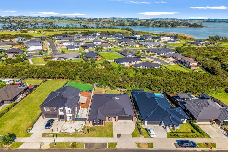 Photo of property in 14 Wheriko Avenue, Glenbrook, Waiuku, 2681