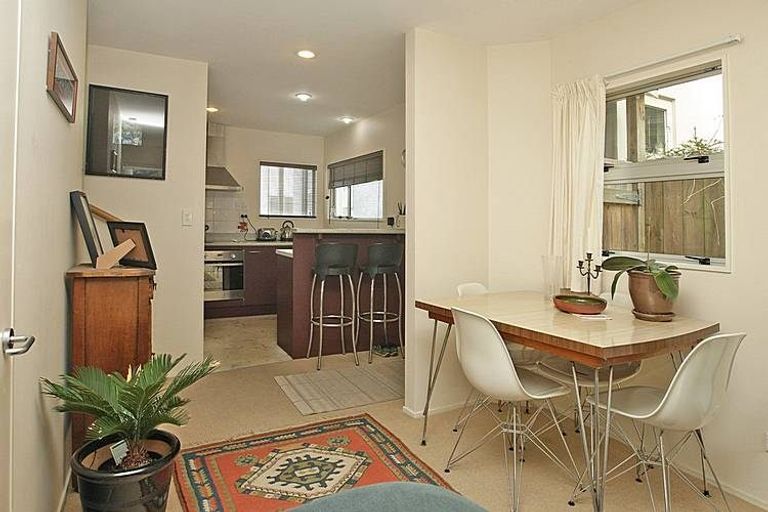 Photo of property in 7/138 Queens Drive, Lyall Bay, Wellington, 6022