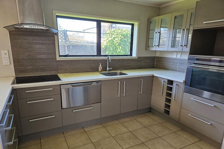 Photo of property in 1 Pinedale Place, Henderson, Auckland, 0610