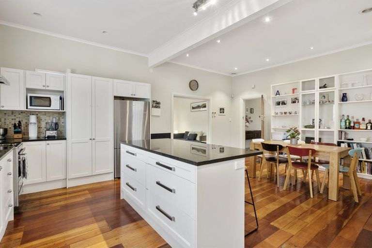 Photo of property in 112 Onepu Road, Lyall Bay, Wellington, 6022