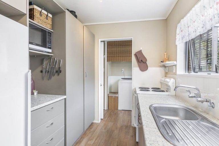 Photo of property in 2/39 Fairmount Road, Titirangi, Auckland, 0604