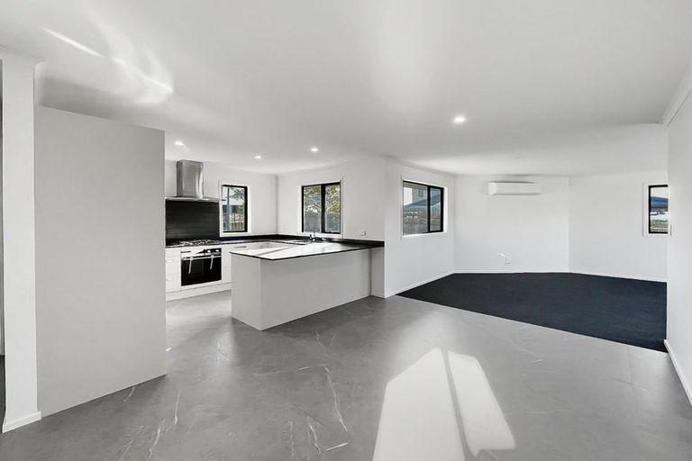 Photo of property in 11 Gibraltar Way, Fitzherbert, Palmerston North, 4410