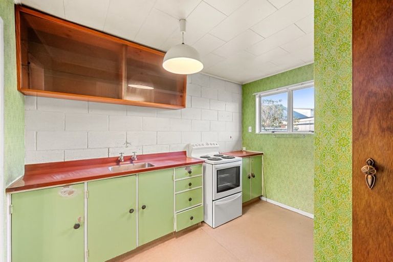 Photo of property in 52d Whites Line West, Woburn, Lower Hutt, 5010