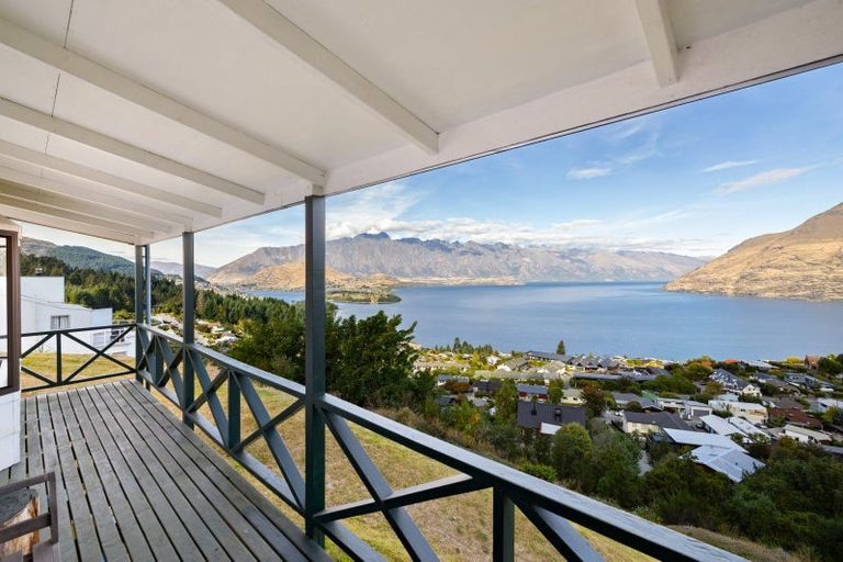 Photo of property in 1 Von Place, Fernhill, Queenstown, 9300