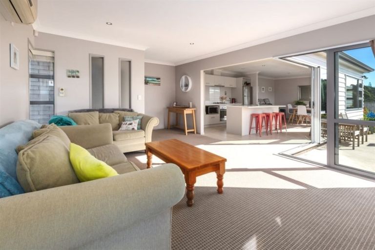 Photo of property in 2 Gennaker Lane, Whitby, Porirua, 5024