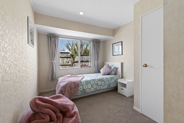 Photo of property in 196 Lakeside Drive, Orewa, 0931