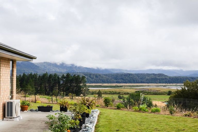 Photo of property in 8 Pukaki Avenue, Ngahere, 7872