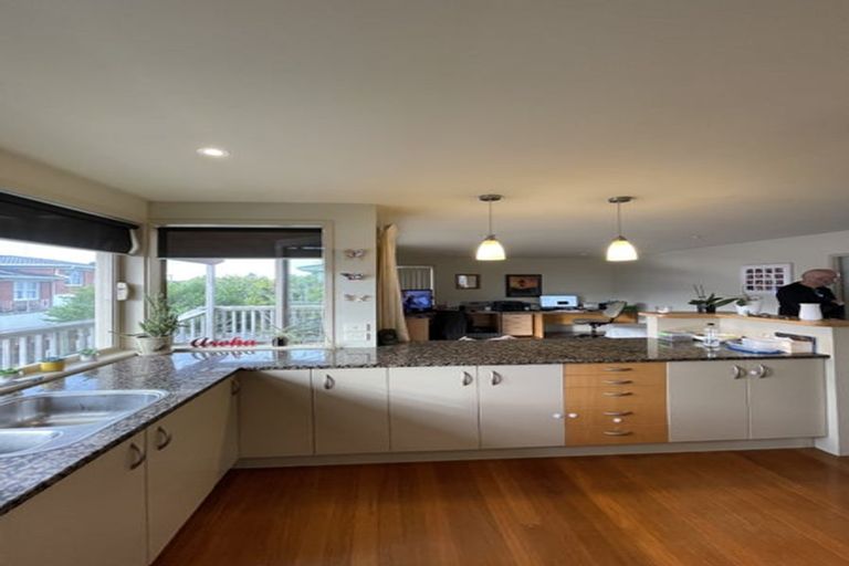 Photo of property in 1/170 East Coast Road, Forrest Hill, Auckland, 0620