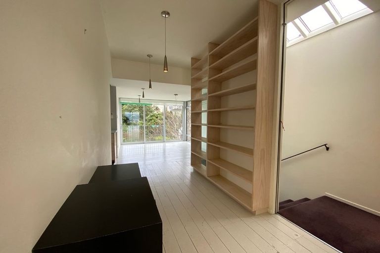 Photo of property in 102 Kelburn Parade, Kelburn, Wellington, 6012